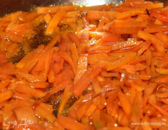 Отправляем в масло морковь, помешивая, поджариваем, чтобы морковь пустила цвет.
