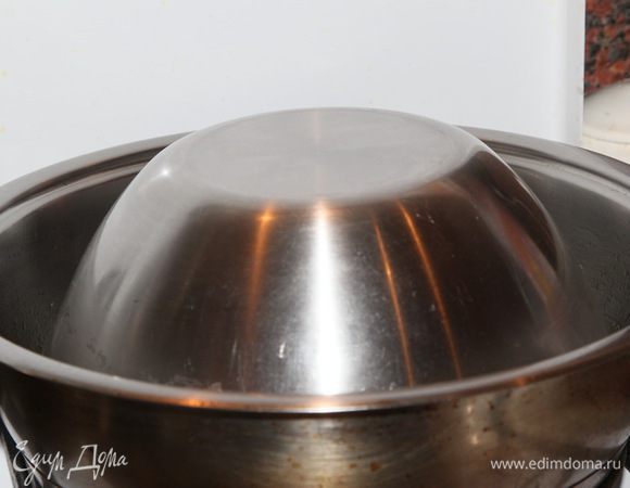 И все плотно закрываем куполообразной емкостью. Если есть глубокая тарелка — ею, у меня вот такая миска. Через 10 минут огонь выключаем. Еще через 25 минут палов готов!