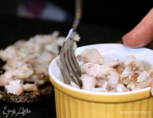 Выложить рыбу на хлеб.