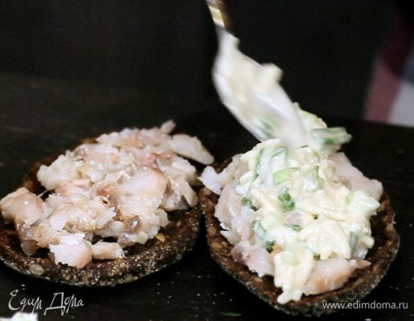 Сверху сметанно-яблочный соус.