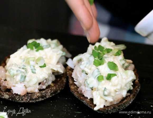 Посыпать при желании зелёным луком.