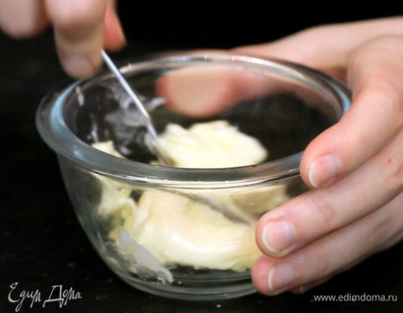 Смешать масло с имбирём.