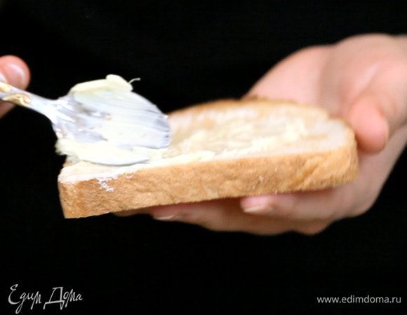 Смазать хлеб имбирным маслом.