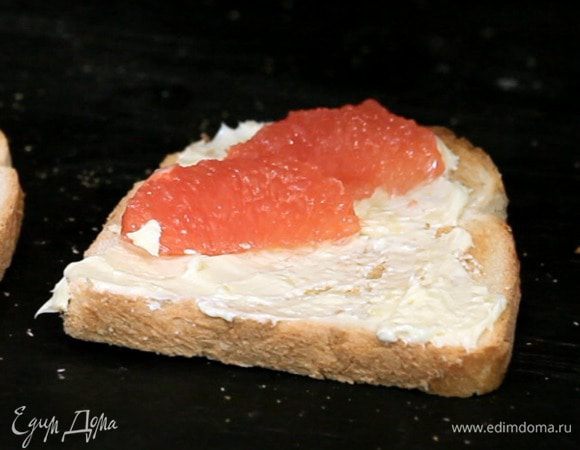 Сверху выложить грейпфрут.