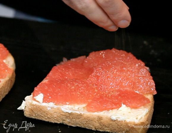 Посыпать коричневым сахаром.