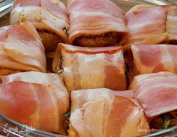 Завернуть в бекон и запечь в предварительно разогретой духовке при температуре 180°С 15 минут. Остудить