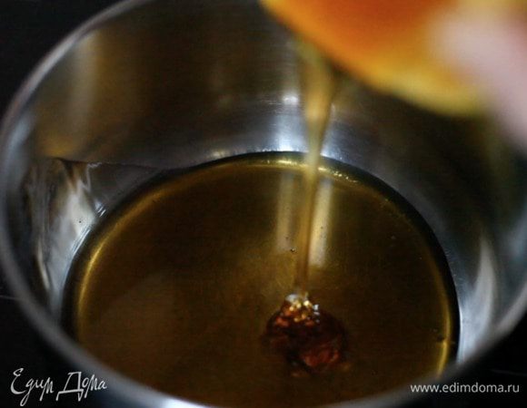 В ковшик кладем мед и сахар, ставим на самый маленький огонь.