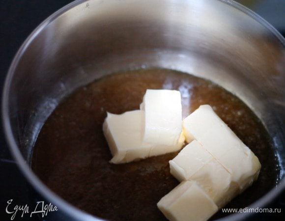 Добавляем мягкое сливочное масло и нагреваем. Мы должны получить однородную жидкую смесь.
