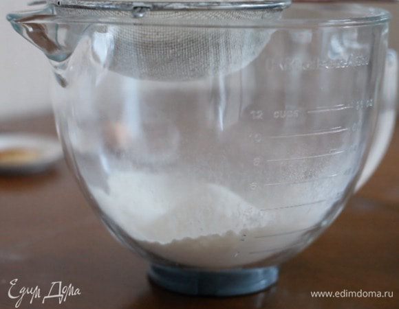 В большую миску просеиваем муку, добавляем специи, яйцо и сметану. 