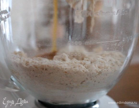 Все перемешиваем и вливаем туда медово-масляную смесь. Замешиваем тесто. Затем заворачиваем его в пленку и убираем на 30 минут в холодильник. 