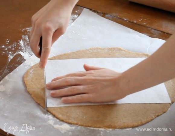 Раскатываем тесто толщиной около 0,5 см и вырезаем из него детали будущего изделия. Удобнее всего раскатывать и вырезать сразу на бумаге для выпечки, чтобы при переносе на противень не деформировались заготовки из теста.

Выпекать в разогретой до 200°C духовке 15 минут. Когда коржи горячие, они мягкие и ножом можно исправить неровности. Дать заготовкам полностью остыть.