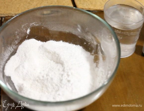 Приступаем к приготовлению глазури, с помощью которой будем склеивать наше изделие. Просеять сахарную пудру с сухим яичным белком в миску, где будем взбивать. Добавить теплую воду и взбить миксером в плотную густую массу.