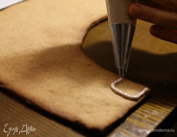 Дальше с помощью глазури или мастики украшаем наше изделие по желанию.
Если вы используете мастику, то приклеивать ее нужно также на глазурь.

Для украшения я использовала: мармеладные мишки, конфету-трость.

Из мастики: сова, носочки, подарки, подушки и лошадка

Из глазури: венки, елочная гирлянда, защитный экран камина, кирпичная кладка, пламя сделано из растопленных карамелек.