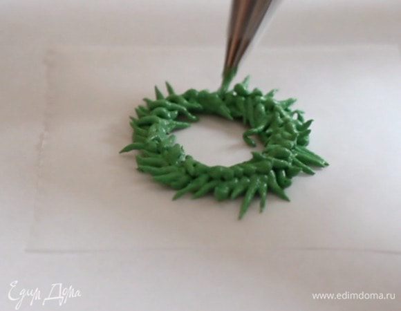 Создание венка. Он сделан из глазури. Его нужно приготовить заранее, чтобы он полностью застыл/высушился.