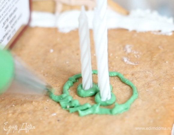 В оформлении я использовала настоящие свечи. 6 свечей на "полке" камина. Это маленькие свечи для торта. Закрепляла я их также глазурью. И внутри камина за огнём из карамелек чайные/плавающие свечи.