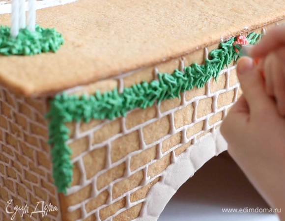 Ёлочная гирлянда из глазури. Позднее к ней будут приклеены носочки из мастики и добавлены шарики из глазури.