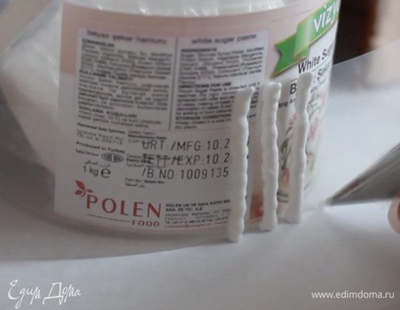 Защитный экран камина из глазури. Для начала я вырезала ацетатную плёнку по размеру, а затем на неё нанесла глазурь. Плёнка прозрачная и её не будет видно в итоге, а для глазури это дополнительная опора и защита.