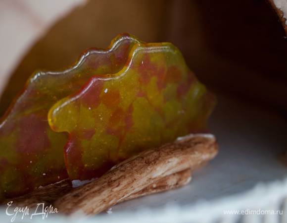 Огонь из карамелек. Просто раскрошила три цвета (красный, жёлтый и оранжевый) и растопила. После того, как всё застыло, разломала на нужные части. Дрова из мастики.