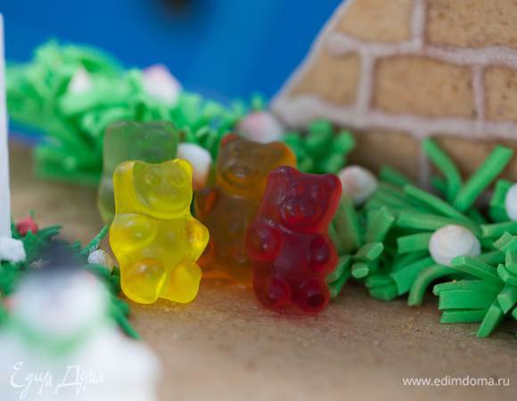 Мармеладные мишки в оформлении. За ними видно ещё одну ёлочную гирлянду, но уже из мастики.