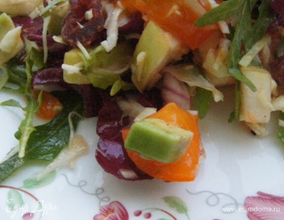 Заправить салат и перемешать.
Думаю, не стыдно будет поставить такой салат на праздничный стол! Сочный, хрустящий, полезный и заправка очень ароматная! Угощайтесь!
