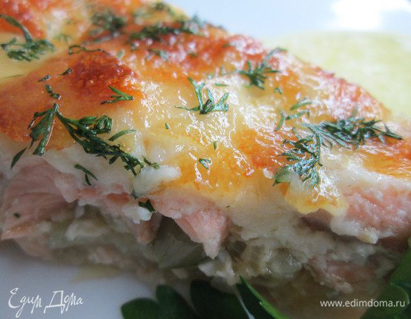 Заливаем пирог соусом и запекаем 25-35 минут при 200°C. 
Подаем в теплом или холодном виде, украсив зеленью, лимоном, листьями салата.
Такой несладкий пирог вполне может быть и праздничной закуской.
Подавать можно и в теплом виде.