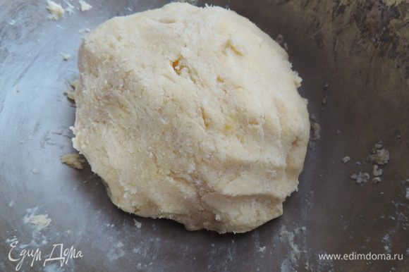 Долго месить не нужно, достаточно собрать тесто в шар. Оно практически не липнет к рукам, если же вы положили слишком много сметаны и тесто очень липкое, можете добавить еще немного муки.