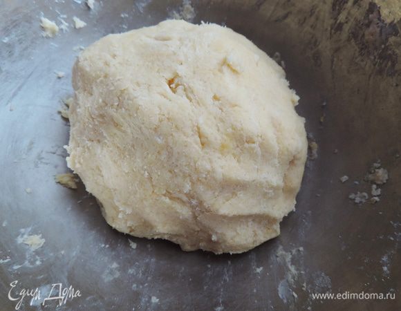 Долго месить не нужно, достаточно собрать тесто в шар. Оно практически не липнет к рукам, если же вы положили слишком много сметаны и тесто очень липкое, можете добавить еще немного муки.