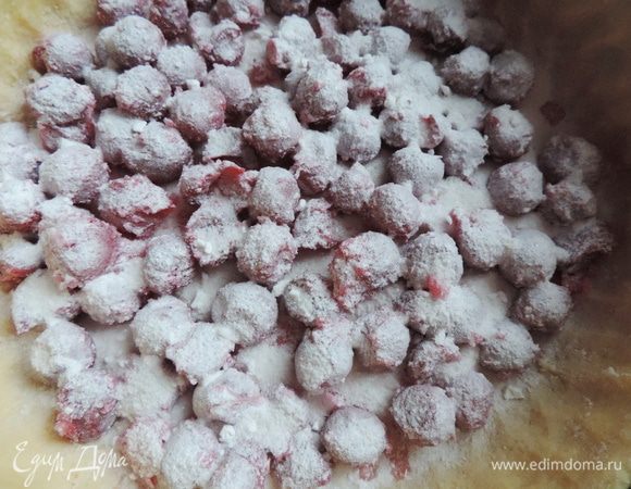 Присыпать вишню оставшейся крахмальной смесью.