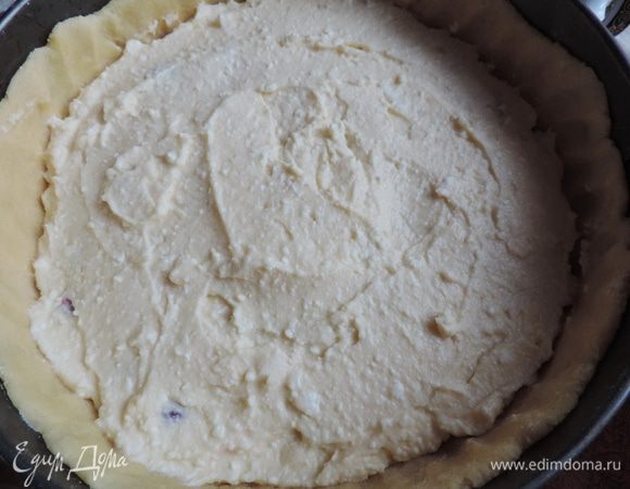 Равномерно распределить сверху слой творожной начинки и выпекать в разогретой до 180°C духовке полчаса.
