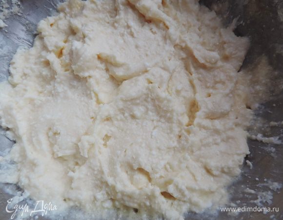 Приготовить творожный слой. Творог соединить с сахаром, яйцами, сметаной, ванилином, солью, крахмалом (ложки набираем с большой горкой) и взбить погружным блендером до однородности.