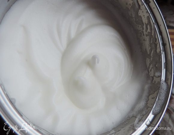 Через 20 минут от начала выпечки заняться безе. Взбить белки до устойчивых пиков. Они должны не выпадать из емкости при ее переворачивании.
