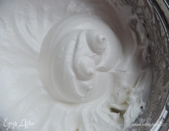В 8-10 приемов, не прекращая взбивания, ввести сахар и взбить до устойчивых пиков.