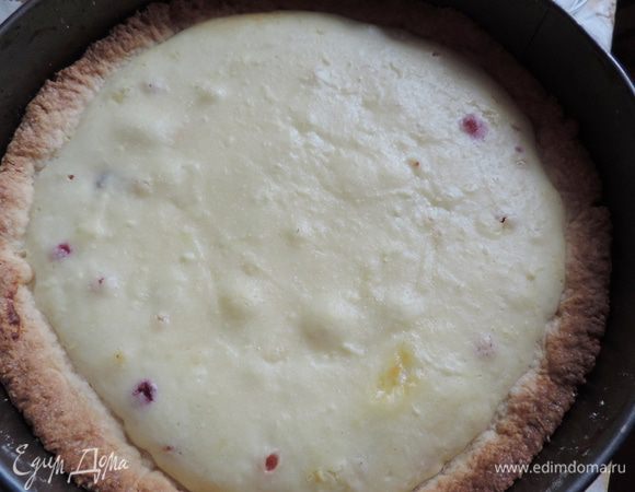 К этому времени пирог уже испекся. Духовку не выключать, выставить температуру 150°C.
