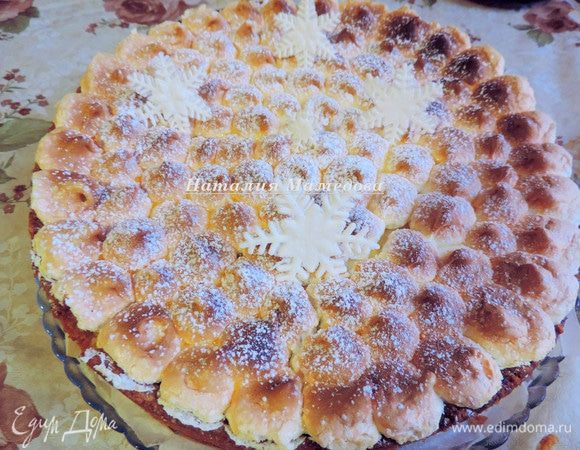 Выпекать пирог при 150°C еще 15-20 минут. Следите за белковым слоем: не дайте ему сверху подгореть, но суфле должно хорошо схватиться. Дать пирогу полностью (!) остыть в форме и лишь потом, холодным, вынуть.
Я посыпала пирог сахарной пудрой и украсила мастичными снежинками.