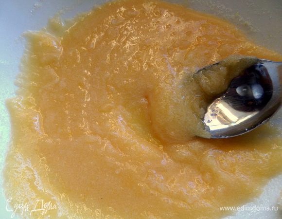 И растираем с мелким сахаром и ванилью.