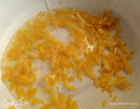 Отдельно в миску натираем цедру лимона, заливаем водой и ставим на огонь выпариваться.