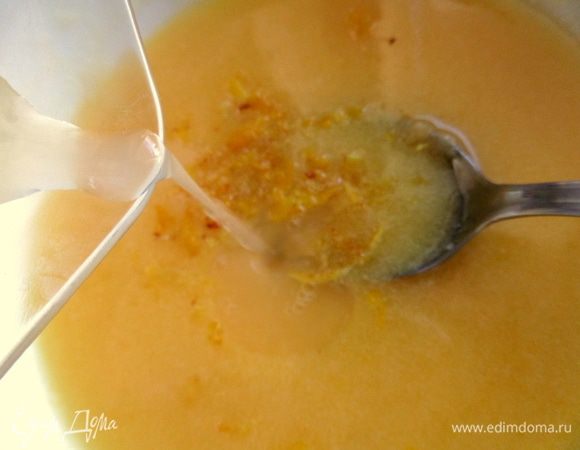 Затем отправляем выпаренную и размягчённую цедру в "тесто" (без воды!) вместе с соком лимона 3-4 ст.л.