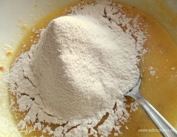 Теперь очередь просеянной муки...