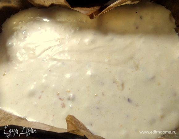 Застилаем форму пергаментом, смазываем кисточкой и выливаем всё тесто.