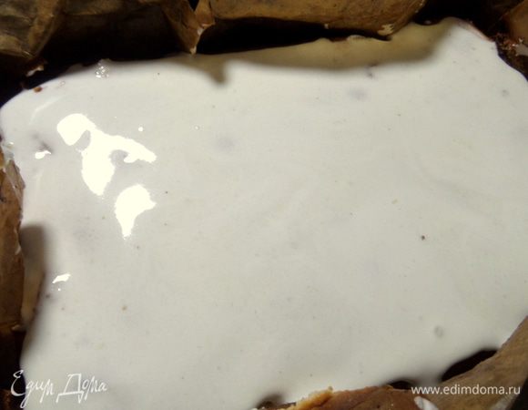 Взбиваем снова белок с пудрой и немного соком в пену и покрываем всю поверхность пирога. У меня данного безе хватило на два рецепта, но можно сделать "шапочку" и повыше, тогда уйдёт всё.