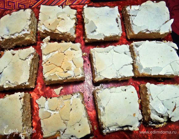 Выпекаем пока не схватится безе. Выключаем духовку. Остужаем пирог.