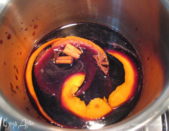 В вино положить специи, цедру апельсина, сахар, нагреть почти до кипения, но не кипятить, накрыть крышкой, дать настояться, остудить, процедить.