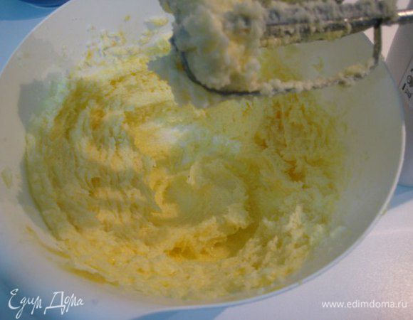 Мягкое сливочное масло взбить с сахаром и ванилином.