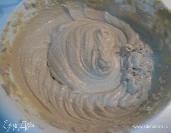 Всыпать муку с разрыхлителем и 125 мл глинтвейна, взбить до однородности. Тесто получается, как густая сметана, грязно-розового цвета.