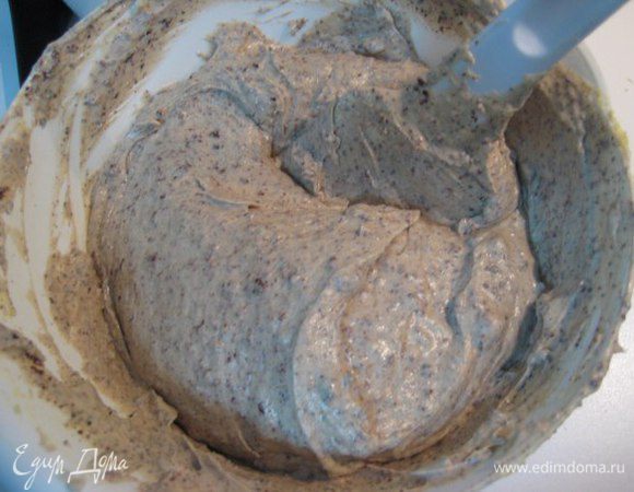 Шоколад натереть на терке, вмешать лопаткой в тесто.