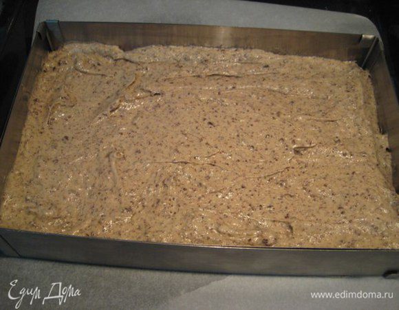 Вылить тесто, разровнять лопаткой. Выпекать при температуре 180°C 25-30 минут, готовность проверить деревянной шпажкой.
