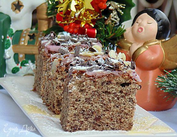 Покрыть пирог глазурью, украсить миндальными лепестками и шоколадной стружкой, слегка присыпать сахарной пудрой.
Приятного аппетита!!