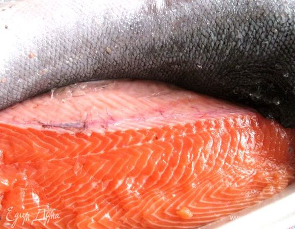 Отделить филе лосося от позвоночника после удаления хвоста, головы, плавников: аккуратно пройтись ножом вдоль позвоночника с одной и другой стороны. Снять шкурку, если остались кости — вынуть их. 
