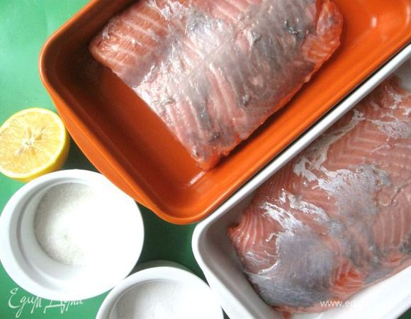 Замариновать филе лосося в соли, сахаре, лимонном соке. Оставить на 1 час при комнатной температуре. Несколько раз перевернуть. Слить излишек сока, промокнуть бумажной салфеткой и убрать в холодильник до тех пор, пока не понадобится для работы с начинкой.