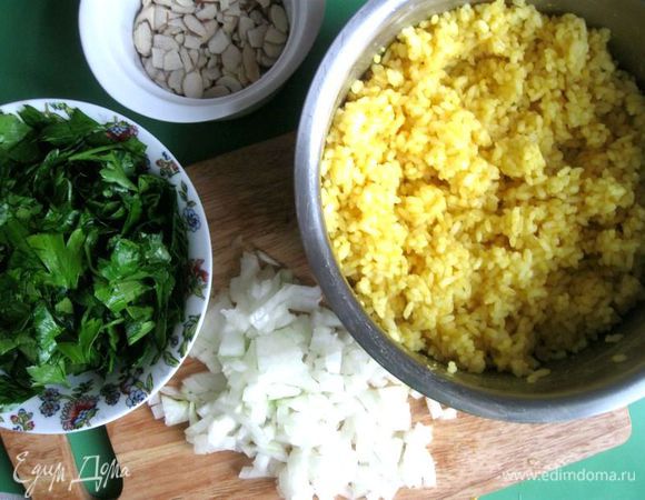Рис сварить в подсоленной воде, промыть через сито холодной водой, дать остыть полностью. Добавить куркуму, перемешать. Лук мелко порезать, обжарить до прозрачности на сковороде на оливковом масле, в конце добавить 1 зубчик чеснока, пропущенного через пресс. Дать остыть полностью, добавить к рису, перемешать.
